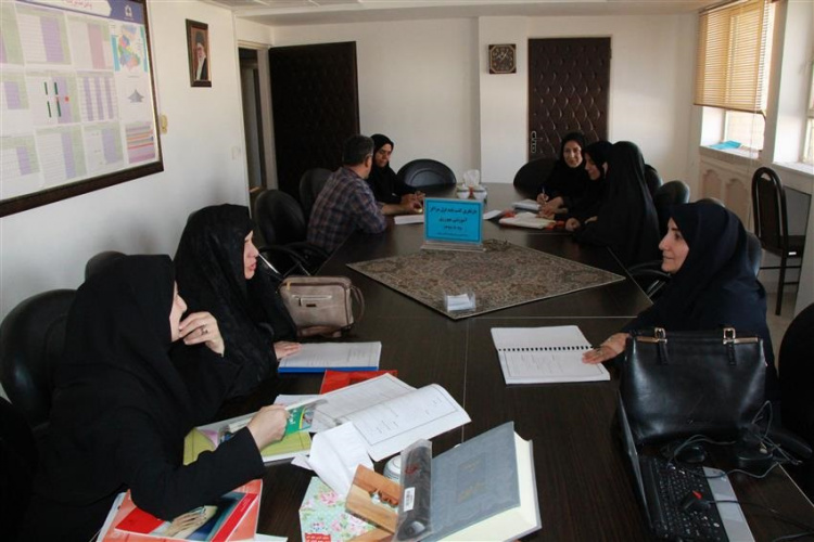 جلسه بازنگری و تهیه محتواهای آموزشی کتب پایه اول دانش آموزان بهورزی
