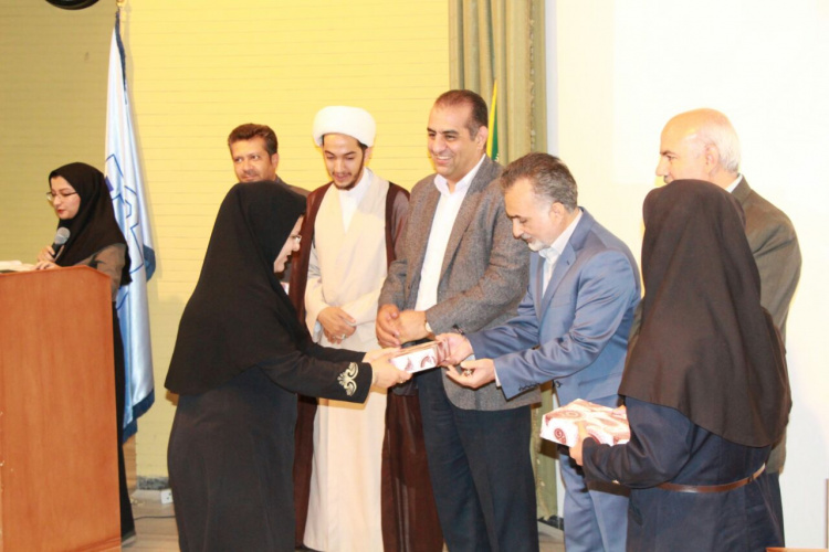 تجلیل از سادات توسط معاون بهداشتی ، فنی و اجرایی بمناسبت فرارسیدن عید سعید غدیر خم،سالن همایش مرکز بهداشت استان مرکزی،۷شهریورماه