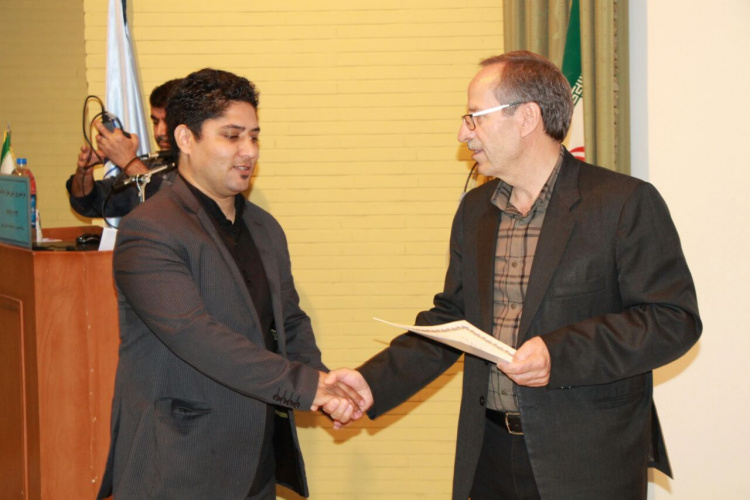 تقدیر و تشکر از تعدادی از فعالان در زمینه مبارزه با سل توسط مدیر گروه بیماریهای واگیر در همایش مراسم روز ملی مبارزه با سل،سالن همایش مرکز بهداشت استان مرکزی،۲۲مهرماه