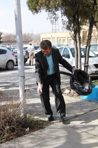 پاکسازی محوطه معاونت بهداشتی بوسیله پرسنل مرکز بهداشت استان مرکزی