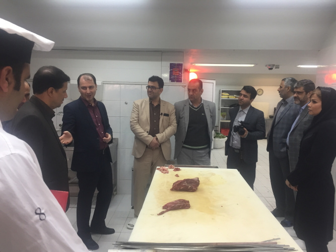 بازدید معاون بهداشتی از یکی از هتل های اسکان مسافرین نوروزی ، ۵ فروردین ماه