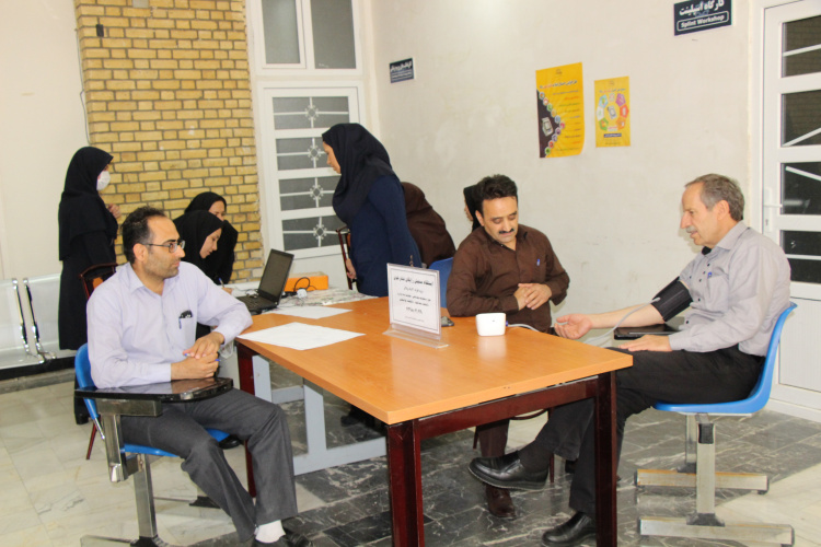 اندازه گیری فشار خون پرسنل مرکز بهداشت استان مرکزی، ۲۹ خرداد ماه