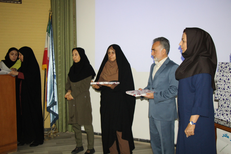 تقدیر و تشکر از مادران موفق در شیردهی ، مرکز بهداشت استان مرکزی، ۱۲ مرداد ماه