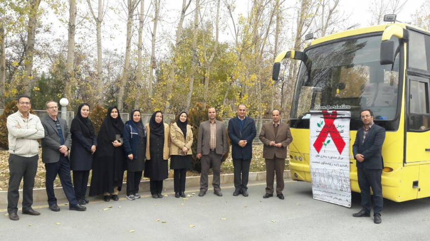 بازدید دکتر نظری معاون بهداشت و رئیس مرکز بهداشت استان مرکزی از اتوبوس ایدز بمناسبت هفته ملی اطلاع رسانی ایدز