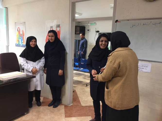 بازدید دکتر نظری و رئیس مرکز بهداشت استان مرکزی بمناسبت هفته ملی اطلاع رسانی هفته ایدز از کلینیک مثلثی ، ۱۲ آذر ماه