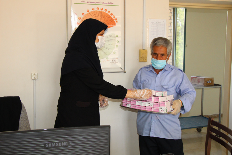 توزیع شیر در بین پرسنل مرکز بهداشت استان مرکزی، ۱۲ خرداد ماه