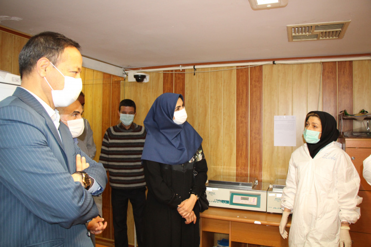 تبریک روز آزمایشگاه توسط  معاون بهداشت، معاون فنی و رئیس آزمایشگاه مرجع معاونت بهداشتی به پرسنل شاغل در آزمایشگاه PCR بمناسبت روز آزمایشگاه، ۳۰ فروردین ماه
