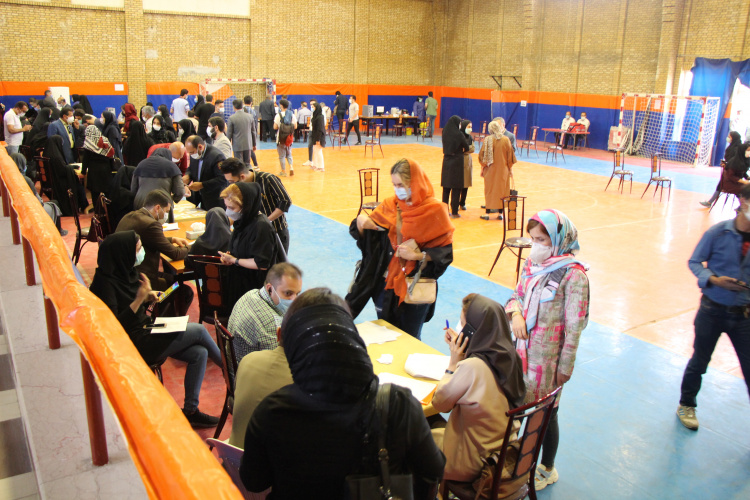 هفتمین روز واکسیناسیون کووید ۱۹ برای پرسنل بیمارستان ها، دانشجویان، جانبازان و پزشکان در سالن دانشجوی شهید ساکی مرکز بهداشت استان مرکزی،۶ اردیبهشت ماه