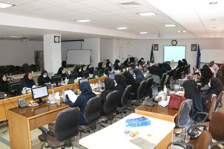 جلسه آموزشی بوکلت مادران( پزشکان، کارشناسان، ماماها)، سالن جلسات مرکز بهداشت استان مرکزی، ۱۱ خرداد ماه