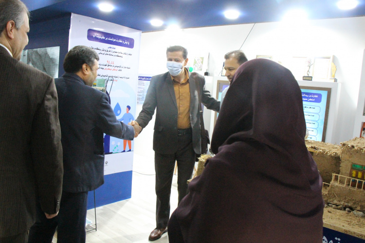 بازدید معاون فنی ، مدیر گروه گسترش شبکه و رییس گروه سلامت محیط معاونت بهداشتی اراک از غرفه مرکز سلامت محیط و کار وزارت بهداشت