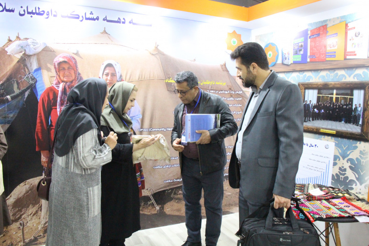 بازدید سرپرست معاونت بهداشتی از غرفه داوطلبین سلامت جلب مشارکت های مردمی