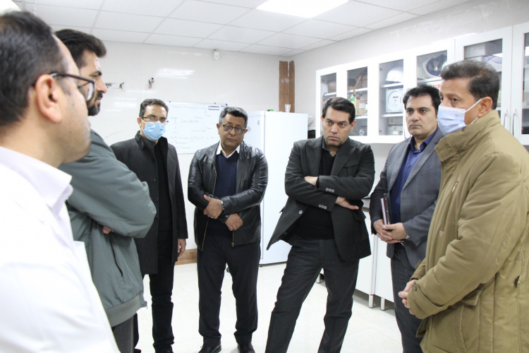 بازدید رئیس دانشگاه علوم پزشکی اراک از آزمایشگاه مرجع سلامت محیط و کار معاونت بهداشتی