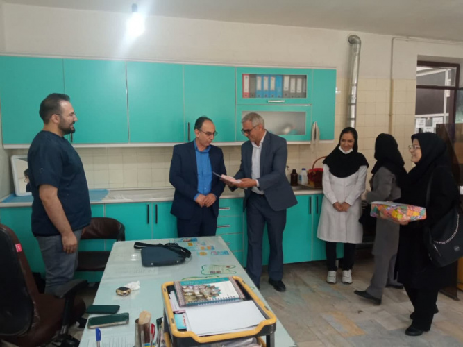 تبریک روز دندانپزشک و تقدیر از دندانپزشکان مرکز خدمات جامع سلامت کرهرود