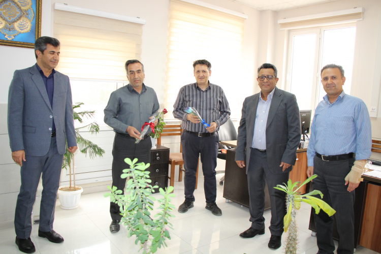 غدیر سر چشمه علم، حکمت و تجدید میثاق با ولایت است/ اهدای شاخه گل به سادات معاونت بهداشت